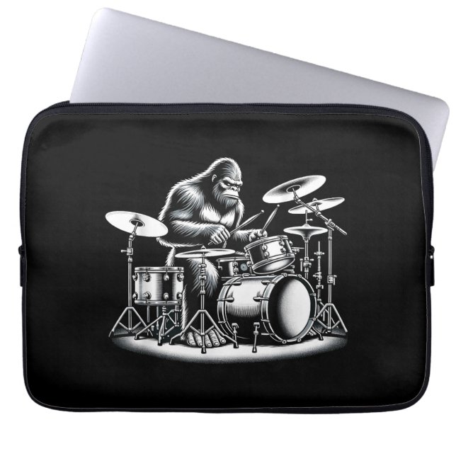 Capa Para Notebook Drummer Bigfoot Sasquatch Tocando Tambores Músico  (Frente)