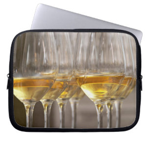 Capa Para Notebook duas fileiras de copos de degustação de vinho com