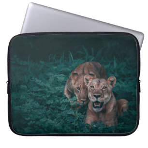 CAPA PARA NOTEBOOK DUAS LONGAS EM PLANTAS VERDES