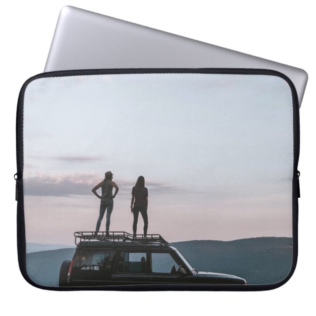 Capa Para Notebook Duas mulheres no telhado do carro (Frente)