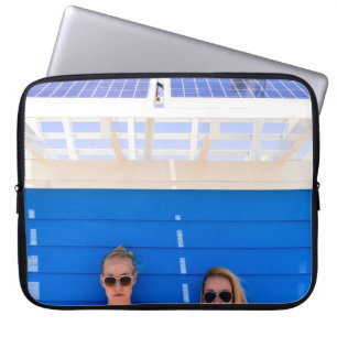 Capa Para Notebook Duas mulheres tirando fotos selfie