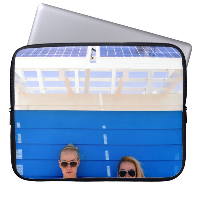 Capa Para Notebook Duas mulheres tirando fotos selfie (Frente)