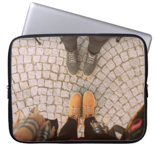 Capa Para Notebook Duas pessoas na frente uma da outra foto