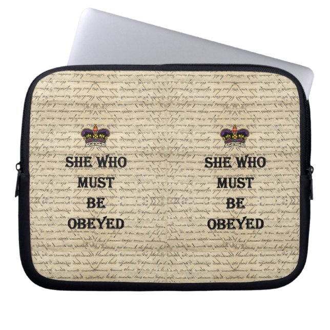 Capa Para Notebook Ela que deve ser obedecida (Frente)