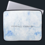 Capa Para Notebook Elegante de Aquarela Azul<br><div class="desc">Bolsa de laptop elegante com seu nome sobre uma mão pintada de fundo de aquarela azul.</div>