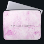 Capa Para Notebook Elegante de Aquarela Rosa<br><div class="desc">Bolsa de laptop elegante com seu nome sobre um fundo de cor-de-água rosa pintado manualmente.</div>