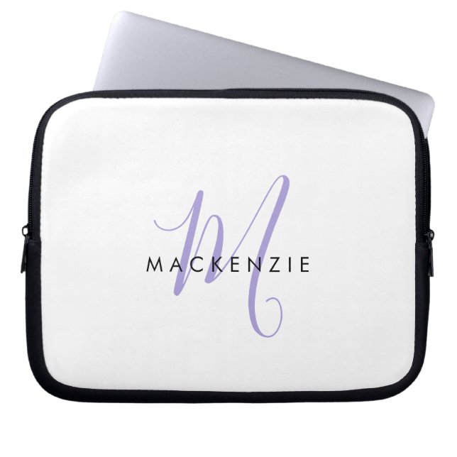Capa Para Notebook Elegante Monograma Moderno em Branco e Lavanda em  (Frente)
