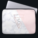 Capa Para Notebook elegante rosa dourado triângulos branco cor-de-ros<br><div class="desc">Design geométrico moderno,  com mármore branco sujo e bloco cor rosa,  triângulos rosa de ouro falsos.</div>