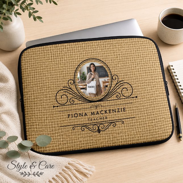 Capa Para Notebook Elegante Roteiro Textura de Juta Natural (Elegant Script Natural Jute Texture Laptop Sleeve)