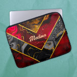 Capa Para Notebook Elegante vermelho-preto, dourado-branco, geométric<br><div class="desc">Bolsa de laptop geométrica elegante de ouro preto vermelho-elegante. Para torná-lo extra especial, ele também é monograma e personalizado com nome, iniciais ou qualquer texto que você quiser, clique no link "personalizar mais" e use a ferramenta design para modificar o design, se você quiser. Bolsa de laptop bonita, moderna e...</div>