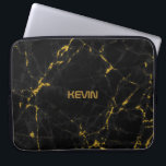 Capa Para Notebook Ênfase Dourada de Textura da Pedra Negra<br><div class="desc">Imagem elegante do impressão de textura de pedra mármore negra com sotaques dourados. Monograma personalizável.</div>