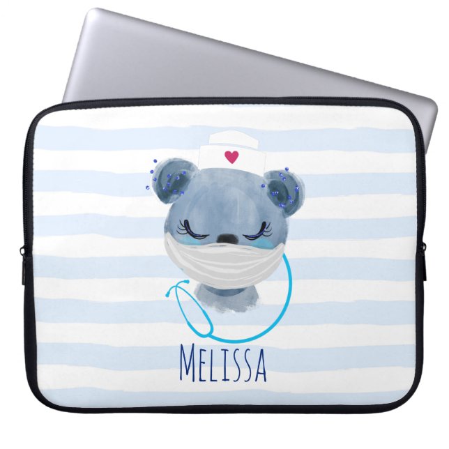 Capa Para Notebook Enfermeira de Urso Bonito Vestindo uma Máscara Méd (Frente)