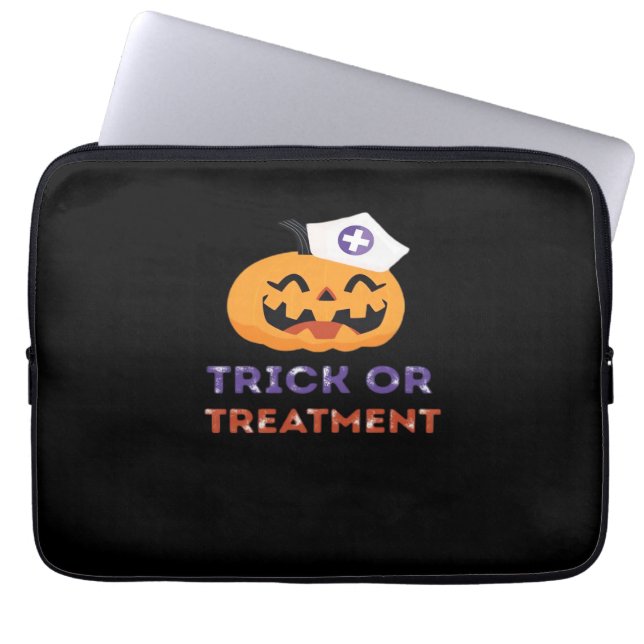 Capa Para Notebook Enfermeiro Halloween Trick ou Tratamento Clássico  (Frente)