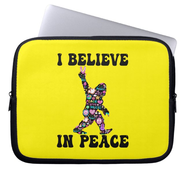 Capa Para Notebook Engraçado Pé Grande Eu Acredito Em Paz (Frente)