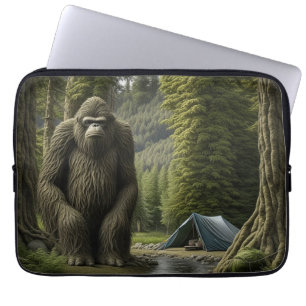 Capa Para Notebook Enorme Pé Grande sentado ao lado de Tent, na flore