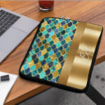 Capa Para Notebook Escalas do Monograma da Cauda da Sereia do Dourado<br><div class="desc">Este design foi criado através da arte digital. Pode ser personalizado na área fornecer ou personalizar escolhendo o clique para personalizar mais opções e alterando o nome, as iniciais ou as palavras. Você também pode alterar a cor e o estilo do texto ou excluir o texto de um design de...</div>