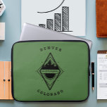 Capa Para Notebook Escape para a Bolsa de laptop verde das montanhas<br><div class="desc">Ilustração de crachá desenhada à mão com montanhas,  raios solares e a palavra "fuga" e aves.</div>