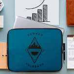 Capa Para Notebook Escape para o azul de Bolsa de laptop das Montanha<br><div class="desc">Ilustração de crachá desenhada à mão com montanhas,  raios solares e a palavra "fuga" e aves.</div>
