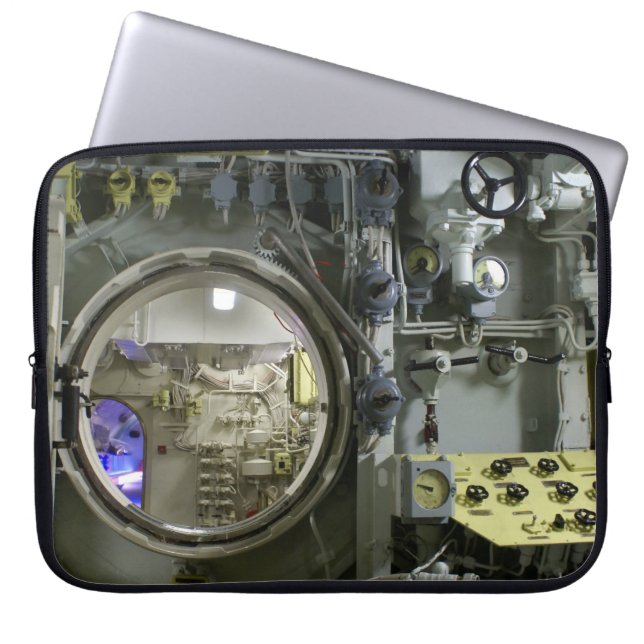 Capa Para Notebook escotilha de um antigo submarino retrô (Frente)