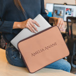 Capa Para Notebook Escrita Inicial, Rosa e Vermelho, Feminina Elegant<br><div class="desc">Esta bolsa de laptop foi projetada para fornecer uma maneira na moda, mas funcional, de proteger seu laptop de arranhões e sujeira enquanto viaja. É construído a partir de material de alta qualidade, e as cores marrom-escuro e rosa claro adicionam um toque de elegância à manga. O design simples garante...</div>