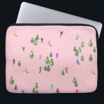 Capa Para Notebook Esquiadores cor-de-rosa esquiando no Natal abrindo<br><div class="desc">Abertura de esqui! design com esquiadores esquiando ao longo do inverno, os taludes da estância de esqui alpina, que se encontram em árvores de abeto cobertas de neve nos Alpes. Os esquiadores Freeride estão vestindo ternos de esqui antigos coloridos, descida de esqui com esquis em um fundo pastel rosa de...</div>