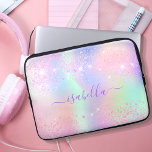 Capa Para Notebook Estilhaço holográfico roxo rosa<br><div class="desc">Uma tendência holográfica iridescente, fundo com cor pastel unicórnio e arco-íris em cor rosa, roxo, verde-menta. Decorado com faíscas falsas. Letras cor púrpura. Personalize e adicione seu nome escrito com um script de estilo escrito à mão sul com alternâncias. Para manter as hastes, exclua apenas o nome da amostra, deixe...</div>