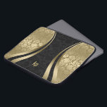 Capa Para Notebook Estirpe Dinâmica Elegante Preto E Dourado Damasco<br><div class="desc">Toneladas de ouro elegantes e damascos florais de safra preta combinadas com acentos de linhas dinâmicas douradas e monograma personalizável.</div>
