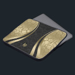 Capa Para Notebook Estirpe Dinâmica Elegante Preto E Dourado Damasco<br><div class="desc">Toneladas de ouro elegantes e damascos florais de safra preta combinadas com acentos de linhas dinâmicas douradas e monograma personalizável.</div>