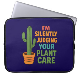 Capa Para Notebook Estou Silenciosamente Julgando Seu Cuidado Com Pla