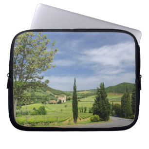 Capa Para Notebook Estrada rural curvando entre ciprestes em