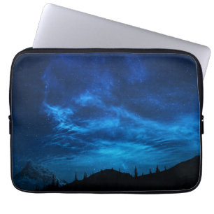 CAPA PARA NOTEBOOK ESTRELAS BRILHANTES NUM CÉU ESCURO E AZUL