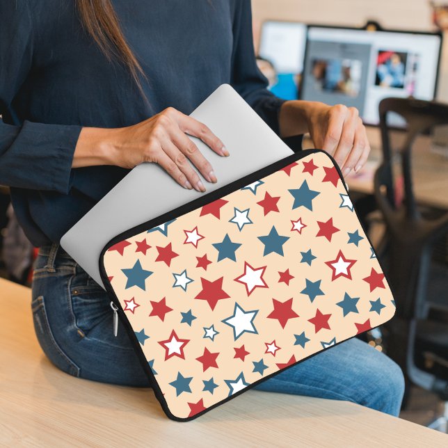 Capa Para Notebook Estrelas Vermelhas e Azuis, 4 de Julho, Fundo Bege (Criador carregado)