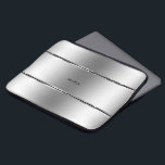 Capa Para Notebook Estrias de aço inoxidável preto e brilhante<br><div class="desc">Aço inoxidável geométrico elegante e moderno com sotaque de listras pretas. Monograma opcional.</div>