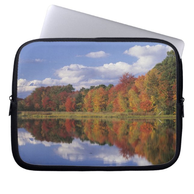 Capa Para Notebook EUA, Massachusetts, Acton. Reflexo do outono (Frente)