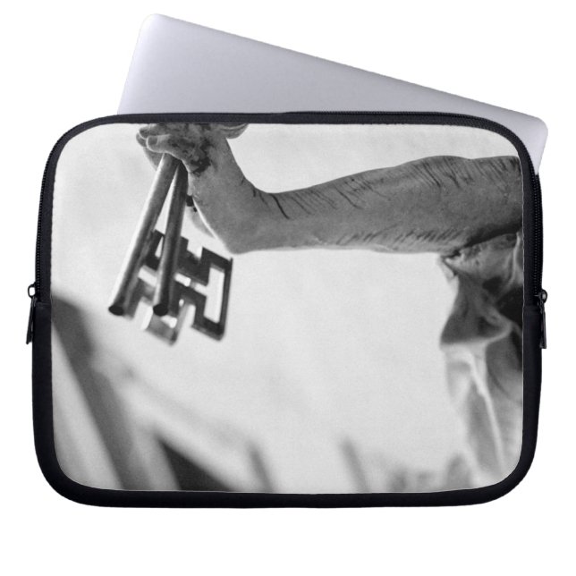 Capa Para Notebook Europa, Áustria, Salzburgo. Estátua com chaves 2 (Frente)