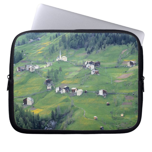 Capa Para Notebook Europa, Itália, Alpes Dolomitas. Esta pequena alde (Frente)