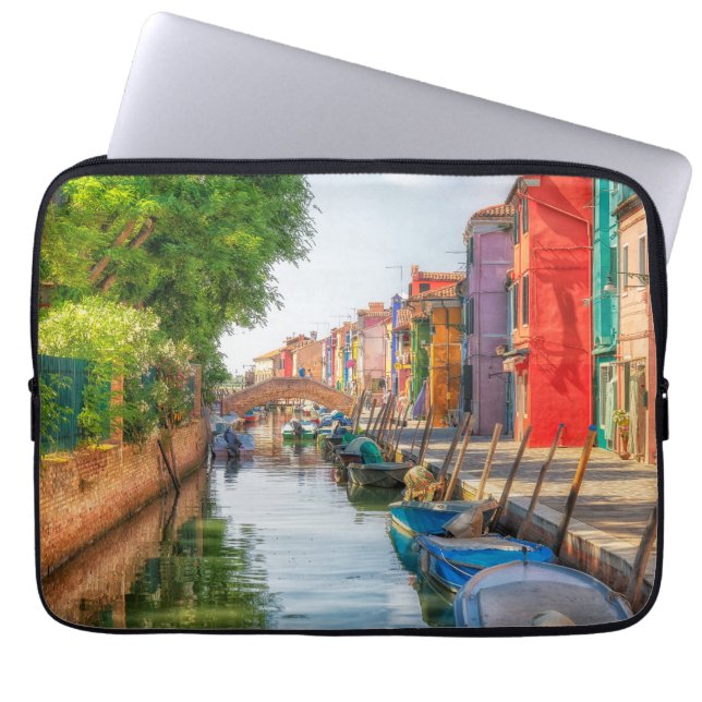Capa Para Notebook Explore the Vibrant Charm of Burano (Frente)