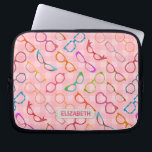 Capa Para Notebook Eyeglass Retro Moderno Hipster Rosa Nome Gingham<br><div class="desc">Essa bolsa de laptop colorida e nerd de design de novidade visual tem um padrão original formado por óculos em vários tons e estilos, todos sobre um fundo de gingham rosa retrorreflector. Os legal quadros de óculos giros variam de 50 e olhos de gato/chifre de 60s, amarrados e em forma...</div>