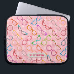 Capa Para Notebook Eyeglass Retro Moderno Hipster Rosa Nome Gingham<br><div class="desc">Essa bolsa de laptop colorida e nerd de design de novidade visual tem um padrão original formado por óculos em vários tons e estilos, todos sobre um fundo de gingham rosa retrorreflector. Os legal quadros de óculos giros variam de 50 e olhos de gato/chifre de 60s, amarrados e em forma...</div>