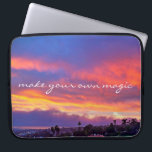 Capa Para Notebook Faça a sua própria foto mágica amarela rosa azul s<br><div class="desc">Todos os dias dá-vos a oportunidade de "fazer a vossa própria magia". Essa é a mensagem dessa bolsa de laptop neoprene, macia e atordoante, composta por um pôr do sol dramaticamente iluminado em azul, rosa, laranja e amarelo. Esta bolsa de laptop tem três tamanhos: 15", 13" e 10". Faz um...</div>