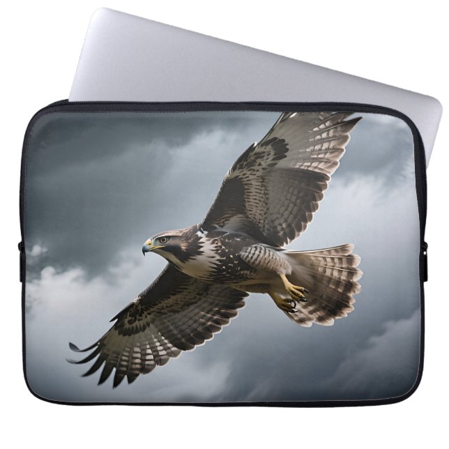 Capa Para Notebook Falcão Majestoso Voando em Nuvens de Tempestade (Frente)