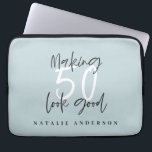 Capa Para Notebook Fazer 50, comemoração de aniversário de ouro<br><div class="desc">Comemore seu aniversário de 50 anos em estilo com este chic,  elegante 50 e fabuloso design de aniversário. Um design moderno com texto de script e gráficos ousados. Altere a cor para personalizar. Parte de uma coleção.</div>