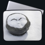 Capa Para Notebook Feliz Buda com a neve facial<br><div class="desc">Uma nova camada de neve cobriu uma escultura de cabeça redonda feliz Buda. À medida que a neve derreteu, parecia que a escultura estava a obter um rosto de neve. Os agradáveis recursos da estátua mostram através de sua máscara de neve criando uma cena de inverno divertida. Fotografia digital a...</div>