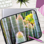 Capa Para Notebook Felpudo Cactos Verdes Sucultos Foto Simples Modern<br><div class="desc">Os cactos prosperam nas condições mais duras do deserto. Sonho de dias ensolarados e a atmosfera pacífica de um jardim de verão sempre que se usa esta espantosa bolsa de laptop de neoprene fotográfica. Esta bolsa de laptop tem três tamanhos: 15", 13" e 10". Faz um presente de excelente para...</div>