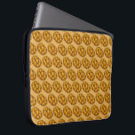 Capa Para Notebook Feriado do Pão Challah Braided Chanukah Hanukkah<br><div class="desc">A bolsa de laptop apresenta uma ilustração original de um pão de chalá trançado. Perfeito para comemorações de feriado de Hanukkah! Não vê o que está procurando? Precisa de ajuda para a personalização? Clique em "contate este designer" para criar algo apenas para você!</div>