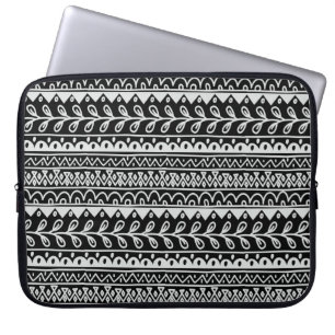 Capa Para Notebook Fileiras de padrões rabiscados em preto e branco