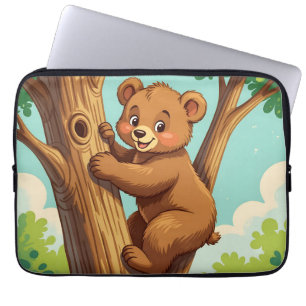 Capa Para Notebook Filhote de urso fofo subindo em uma árvore