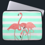 Capa Para Notebook Flamingo Trio em Stripes<br><div class="desc">Um trio de flamingos cor-de-rosa para o verão e durante todo o ano para apelação tropical. Mostrado aqui sobre as listras de South Beach em legal verde minúsculo.</div>