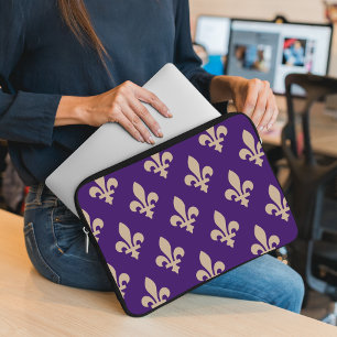 Capa Para Notebook Fleur de Lis Pattern, Royal French Cream on Purple