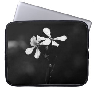 Capa Para Notebook floral preto e branco mínimo
